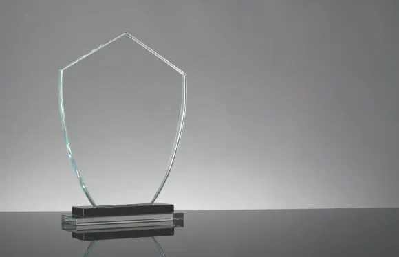 Glaspokale selbst gestalten und mit Gravur kaufen – Glastrophäen online bei Cleverpokale.de