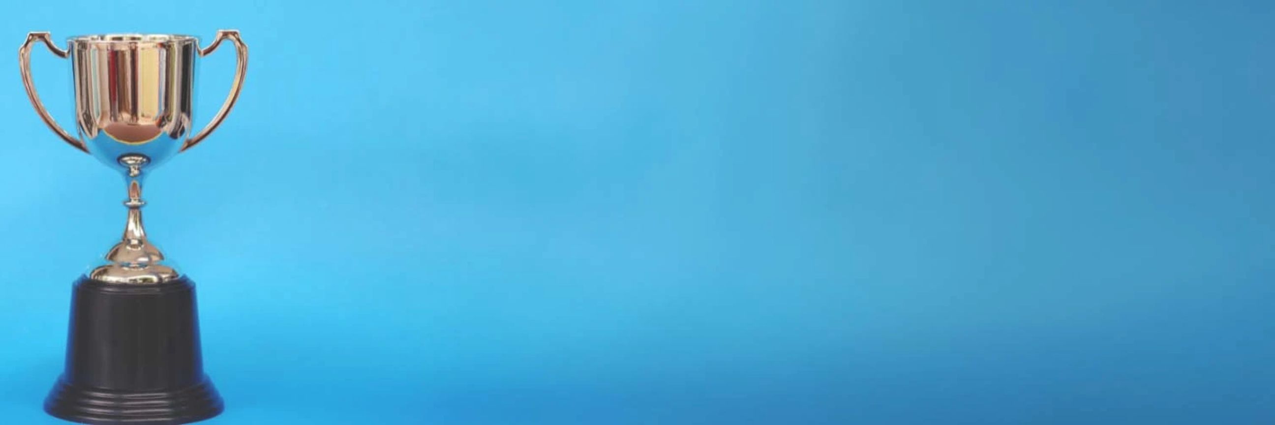 Goldener Pokal vor blauem Hintergrund