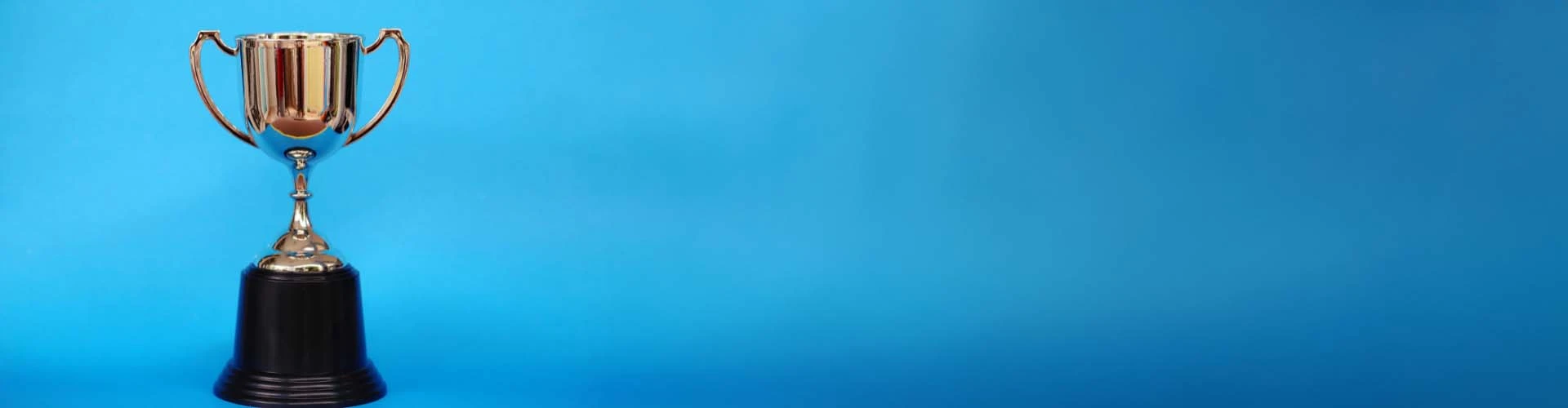 Pokale günstig mit Gravur kaufen – Cleverpokale.de Ihr Online-Shop für Pokale, Medaillen und Trophäen