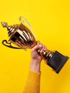 Wanderpokale kaufen – Wanderpokal mit Gravur für Sportvereine online bestellen bei Cleverpokale.de